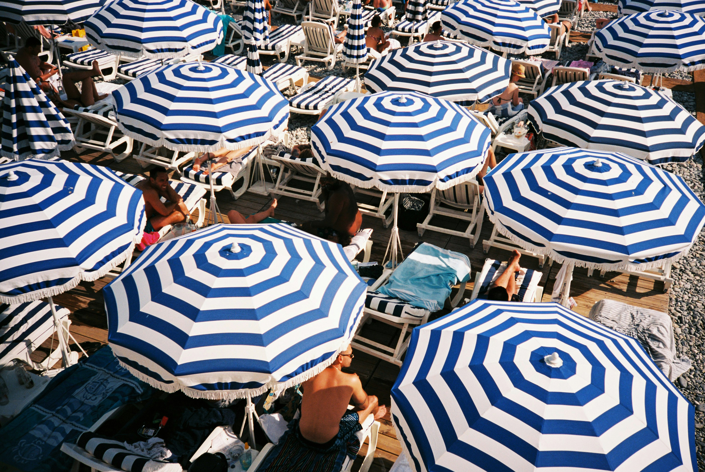 Plage et parasols